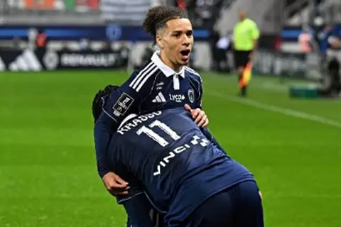 باريس إف سي يتفوق على لوريان بثنائية في الدوري الفرنسي